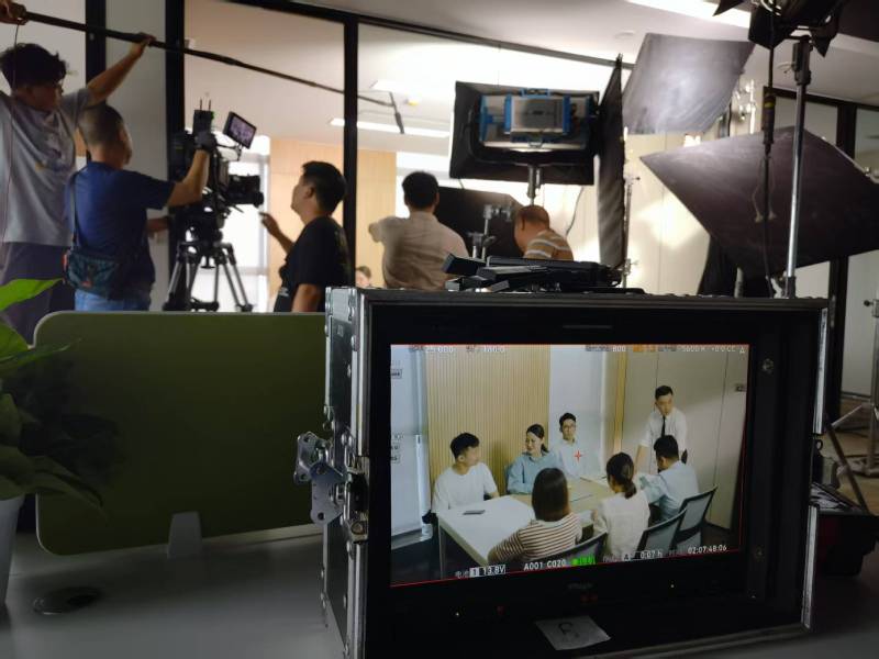 景东TVC拍摄公司：科技产品视觉化大师，诠释未来感与功能美学